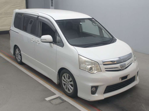 2007 Toyota Noah ZRR70W[2]