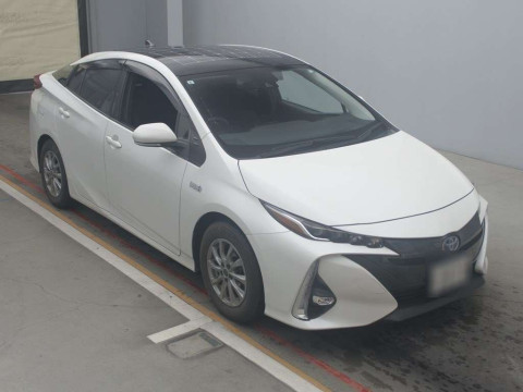 2017 Toyota Prius PHV ZVW52[2]