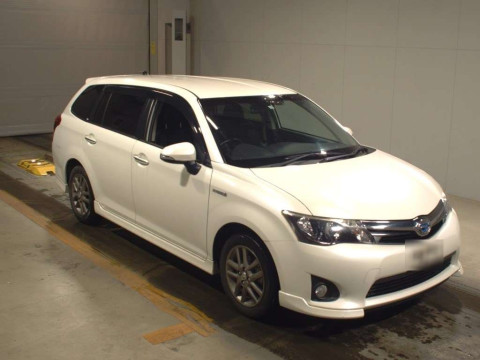 2013 Toyota Corolla Fielder NKE165G[2]