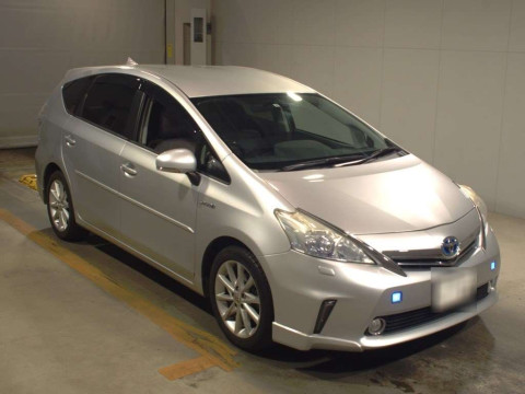 2011 Toyota Prius alpha ZVW41W[2]