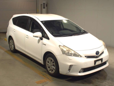 2013 Toyota Prius alpha ZVW40W[2]