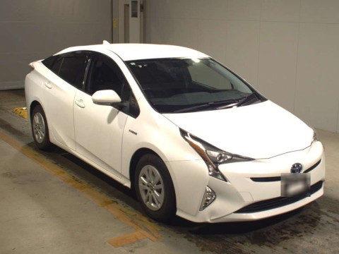 2017 Toyota Prius ZVW50[2]