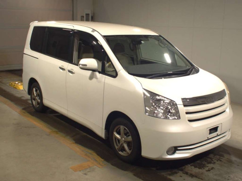 2010 Toyota Noah ZRR70G[2]