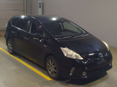 2013 Toyota Prius alpha ZVW41W[2]