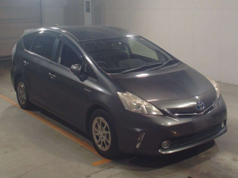 2013 Toyota Prius alpha ZVW40W[2]