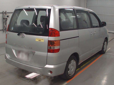 2003 Toyota Noah AZR60G[1]