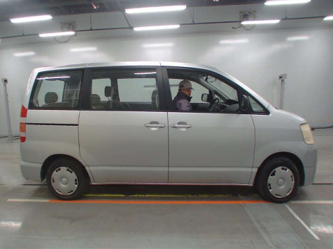 2003 Toyota Noah AZR60G[2]