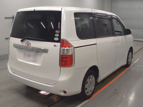 2007 Toyota Noah ZRR70G[1]