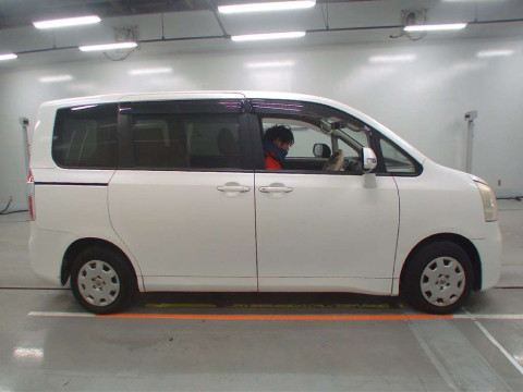 2007 Toyota Noah ZRR70G[2]