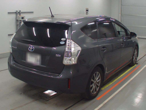 2011 Toyota Prius alpha ZVW41W[1]