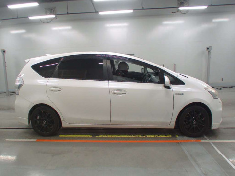 2011 Toyota Prius alpha ZVW41W[2]