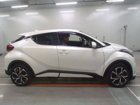 2018 Toyota C-HR NGX50[2]