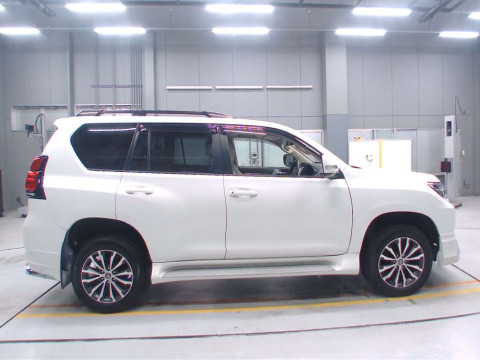 2020 Toyota Land Cruiser Prado TRJ150W[2]