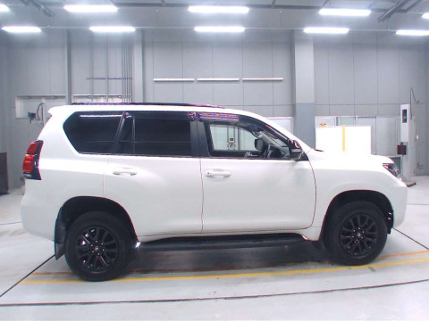 2021 Toyota Land Cruiser Prado TRJ150W[2]