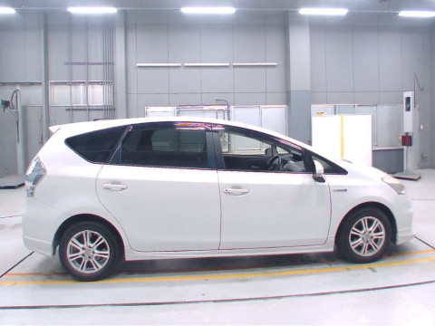 2012 Toyota Prius alpha ZVW41W[2]