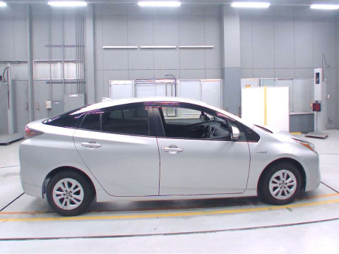 2017 Toyota Prius ZVW51[2]