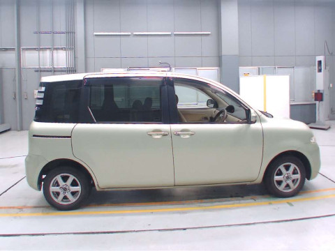 2009 Toyota Sienta NCP81G[2]