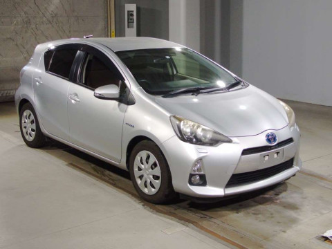 2012 Toyota Aqua NHP10[2]