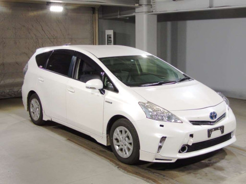 2014 Toyota Prius alpha ZVW40W[2]