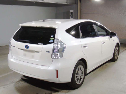 2014 Toyota Prius alpha ZVW41W[1]