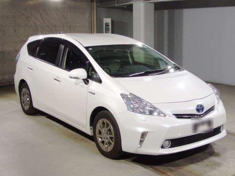 2014 Toyota Prius alpha ZVW41W[2]