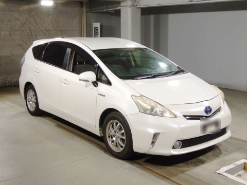 2013 Toyota Prius alpha ZVW40W[2]