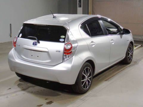 2012 Toyota Aqua NHP10[1]