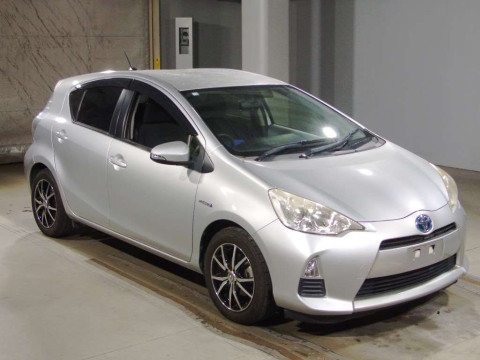 2012 Toyota Aqua NHP10[2]