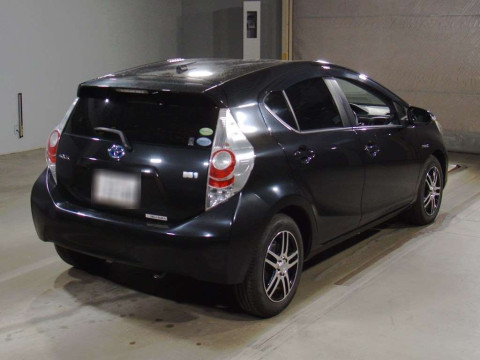 2013 Toyota Aqua NHP10[1]