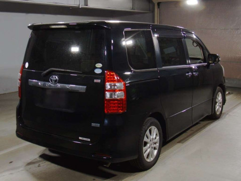 2011 Toyota Noah ZRR70W[1]