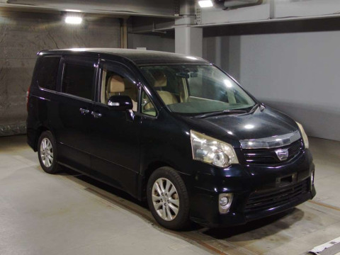 2011 Toyota Noah ZRR70W[2]