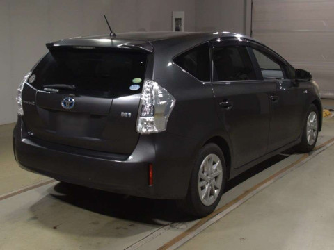 2013 Toyota Prius alpha ZVW40W[1]