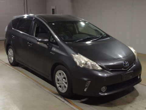 2013 Toyota Prius alpha ZVW40W[2]