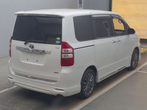 2010 Toyota Noah ZRR70W[1]