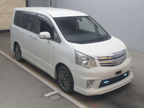 2010 Toyota Noah ZRR70W[2]