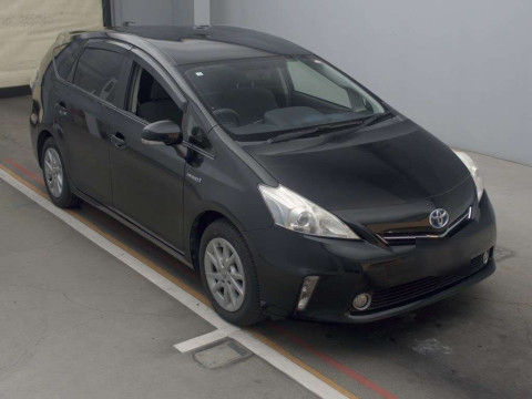 2012 Toyota Prius alpha ZVW41W[2]