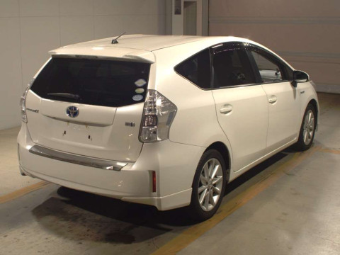 2011 Toyota Prius alpha ZVW41W[1]