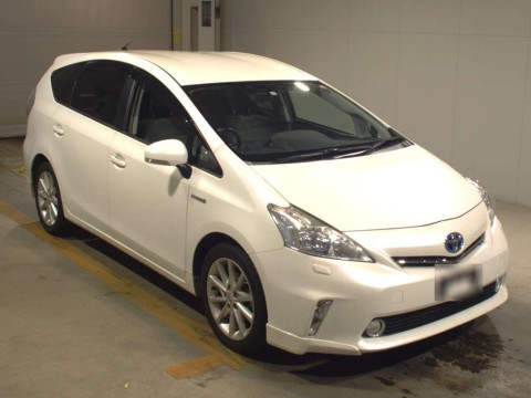 2011 Toyota Prius alpha ZVW41W[2]