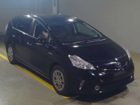 2013 Toyota Prius alpha ZVW41W[2]