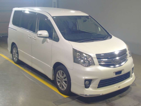 2010 Toyota Noah ZRR70W[2]