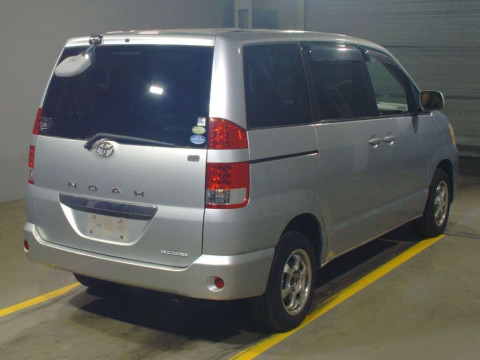 2005 Toyota Noah AZR65G[1]