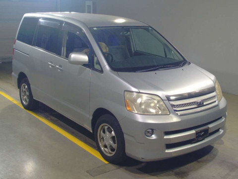 2005 Toyota Noah AZR65G[2]