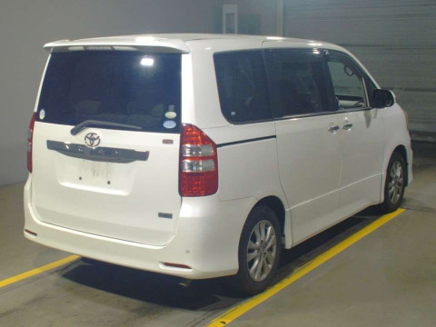 2011 Toyota Noah ZRR70W[1]