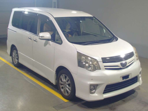 2011 Toyota Noah ZRR70W[2]