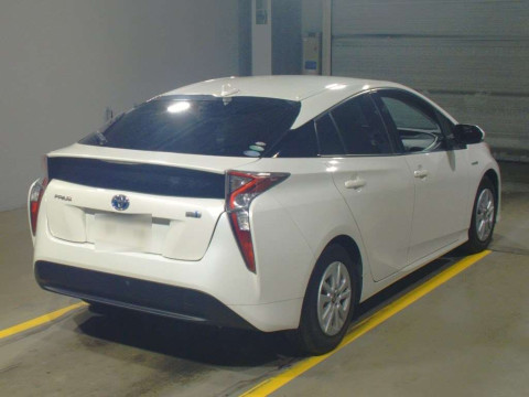 2016 Toyota Prius ZVW50[1]