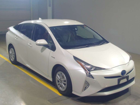 2016 Toyota Prius ZVW50[2]