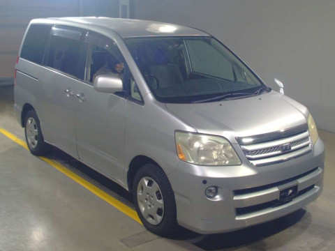 2005 Toyota Noah AZR60G[2]