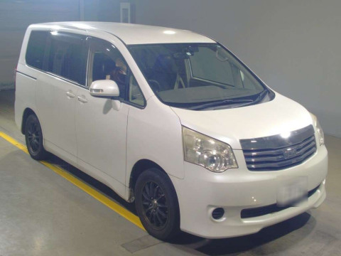 2010 Toyota Noah ZRR70G[2]