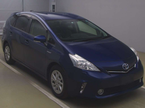 2013 Toyota Prius alpha ZVW41W[2]