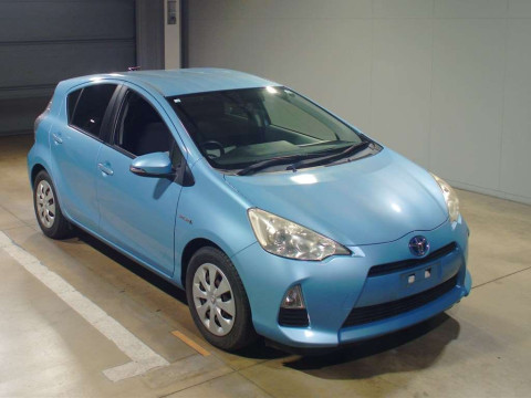 2012 Toyota Aqua NHP10[2]